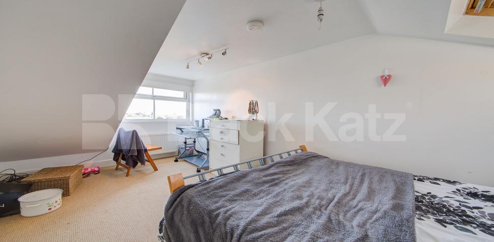 			INCULSIVE OF COUNCIL TAX & TV LICENSE, 3 Bedroom, 1 bath, 1 reception Flat			 Hanley Road *inc council tax and TV license*, FINSBURY PARK-STROUD GREEN